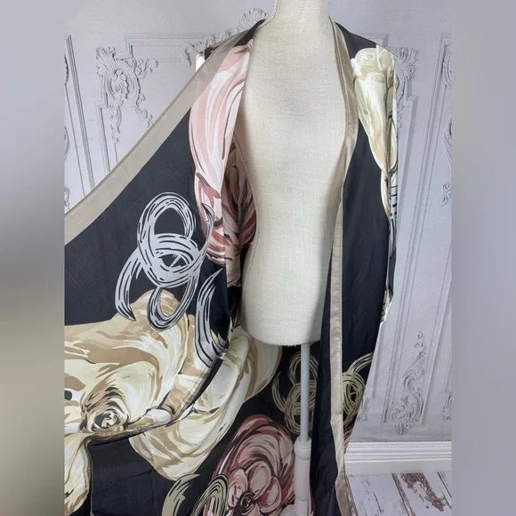 Elegant Floral Kimono Robe - Black and Cream - Picture 6 of 9